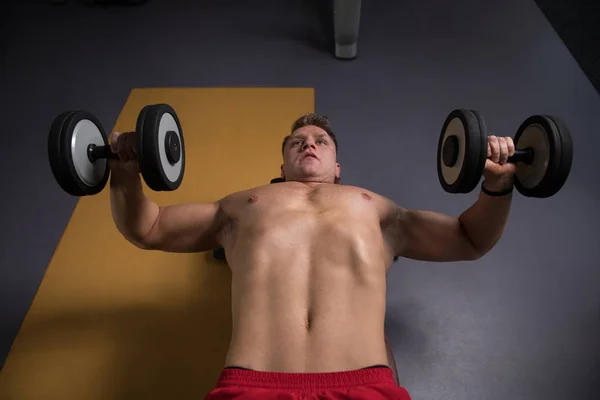 Homme Fort Dans Gymnase Exercice Poitrine Avec Haltères Musclé Athletic — Photo