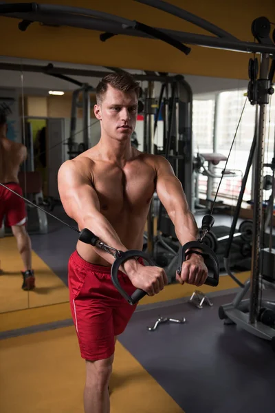 Guapo Musculoso Fitness Culturista Haciendo Ejercicio Peso Pesado Para Pecho — Foto de Stock