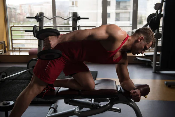 Mięśni Młody Człowiek Robi Ciężkich Ćwiczenia Triceps Hantlami Nowoczesnym Centrum — Zdjęcie stockowe