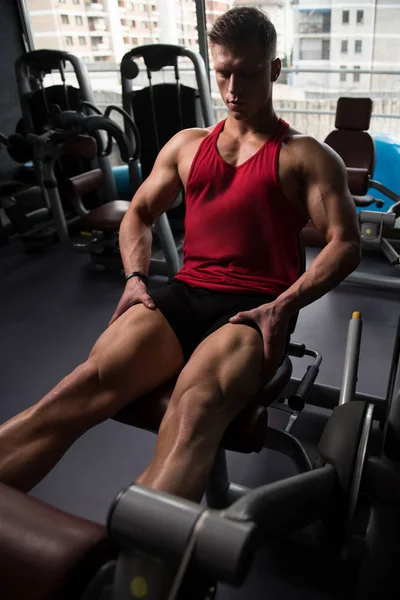 Bacak Egzersizleri Bacak Makine Içinde Jimnastik Salonu Ile Yapan Erkek — Stok fotoğraf