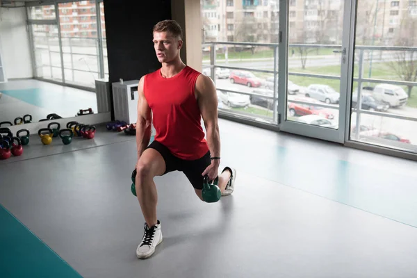 Hombre Joven Haciendo Ejercicio Con Kettle Bell Gimnasio Oscuro Culturista — Foto de Stock