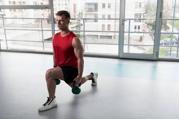 Exercício Homem Novo Com Sino Chaleira Músculos Flexing Exercícios Atléticos — Fotografia de Stock