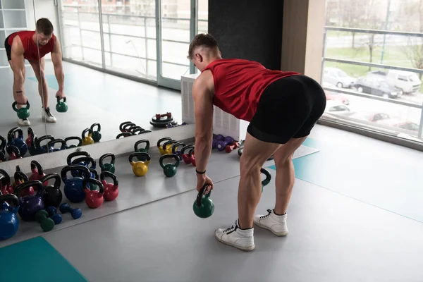 Junger Mann Trainiert Mit Wasserkocher Glocke Dunkler Turnhalle Bodybuilder Macht — Stockfoto