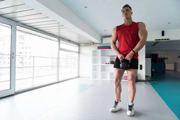 Giovane Uomo Che Lavora Con Bollitore Campana Una Palestra Buia — Foto Stock