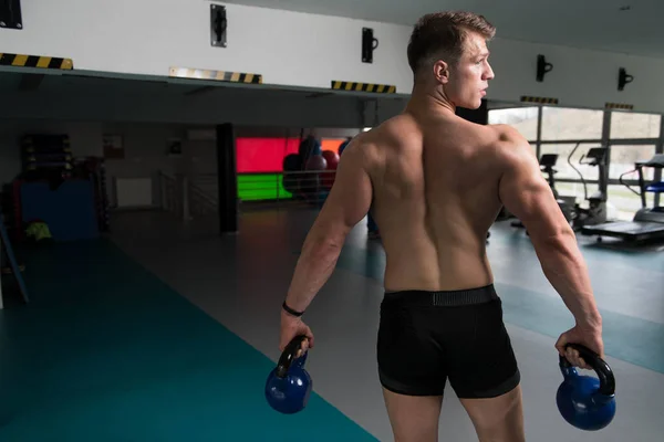 Ejercicio Hombre Joven Con Campana Tetera Los Músculos Flexión Ejercicios —  Fotos de Stock