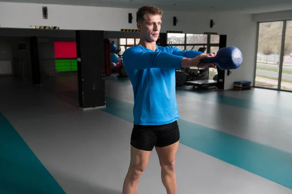 Kettle Bell Flexing Muscles Ile Egzersiz Yapan Genç Adam Kaslı — Stok fotoğraf