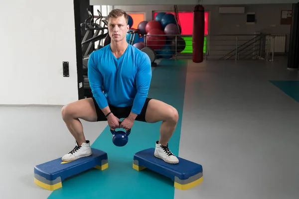 Jovem Trabalhando Com Kettle Bell Ginásio Escuro Fisiculturista Fazendo Exercício — Fotografia de Stock