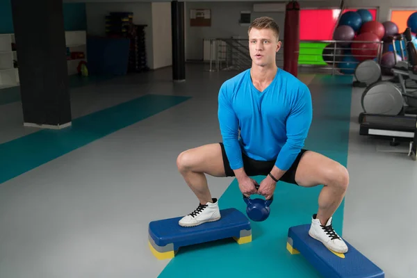 Exercício Homem Novo Com Sino Chaleira Músculos Flexing Exercícios Atléticos — Fotografia de Stock