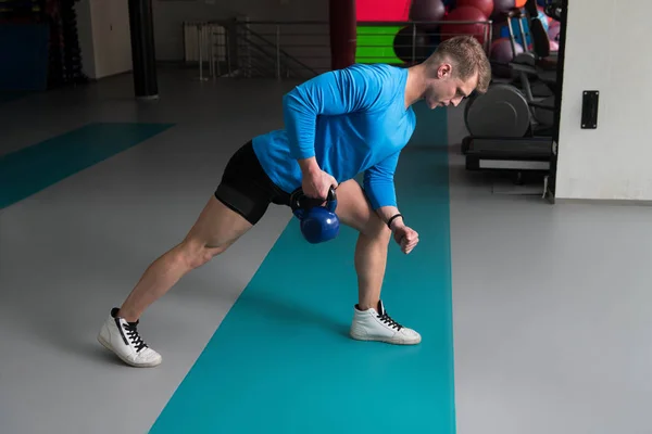 Exercício Homem Novo Com Sino Chaleira Músculos Flexing Exercícios Atléticos — Fotografia de Stock