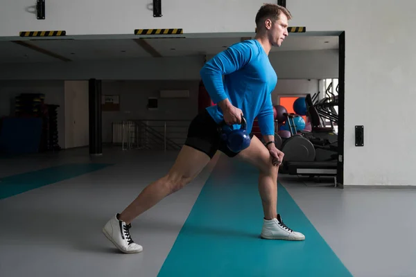 Exercício Homem Novo Com Sino Chaleira Músculos Flexing Exercícios Atléticos — Fotografia de Stock