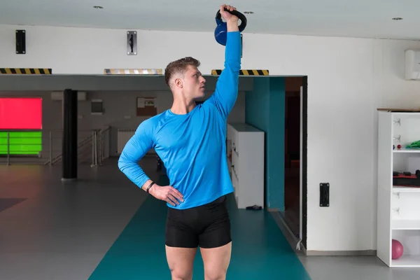 Giovane Uomo Che Lavora Con Bollitore Campana Una Palestra Buia — Foto Stock