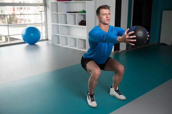 Guapo Joven Haciendo Escuadrón Con Bola Medicina Como Parte Formación — Foto de Stock