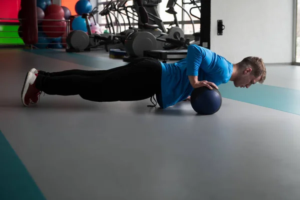 Jovem Bonito Fazendo Flexões Com Bola Medicina Como Parte Treinamento — Fotografia de Stock