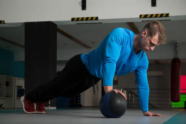 Hombre Joven Guapo Haciendo Flexiones Con Bola Medicina Como Parte — Foto de Stock