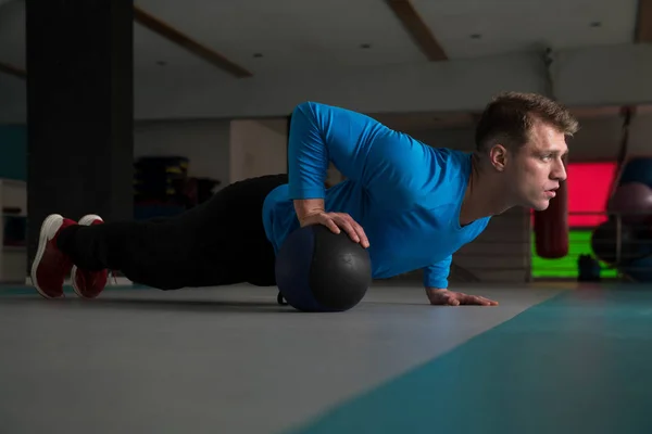 Jovem Bonito Fazendo Flexões Com Bola Medicina Como Parte Treinamento — Fotografia de Stock