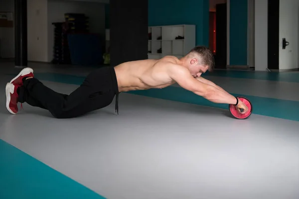 Hombre Joven Ejercitando Ejercicio Físico Para Abdomen Con Rueda Tonificación — Foto de Stock