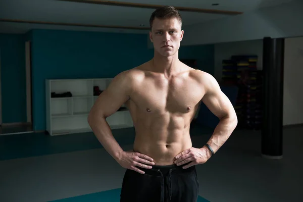 Hombre Joven Guapo Pie Fuerte Gimnasio Músculos Flexión Muscular Atlético —  Fotos de Stock