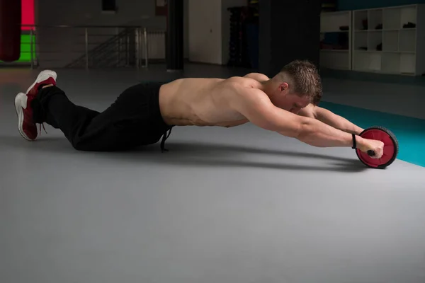 Junger Mann Übt Fitnesstraining Für Den Bauch Mit Muskelkraft — Stockfoto