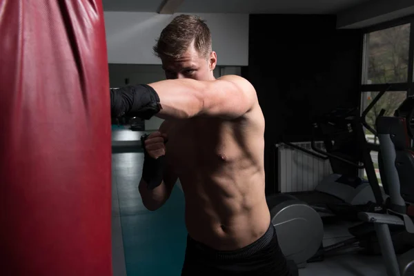 Ung Man Boxning Väska Boxning Ett Gym Konceptet Med Hälsosam — Stockfoto