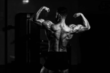 Spor Salonunda Güçlü Duran Genç Adam - Kas Atletik Vücut Geliştirici Spor Sonrası Spor Pozisyonu