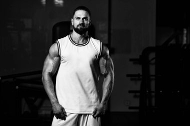 Spor Giyim Salonunda Spor Giyim Giyen Yakışıklı Antrenör Portresi