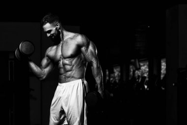 Sporcu Spor Salonunda Bisiklet Çalışıyor - Aptal Konsantrasyon Kıvrımları