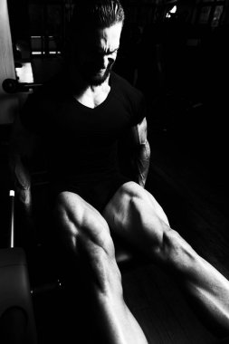 Bacak egzersizleri-bacak makine içinde jimnastik salonu ile yapan erkek kapatın