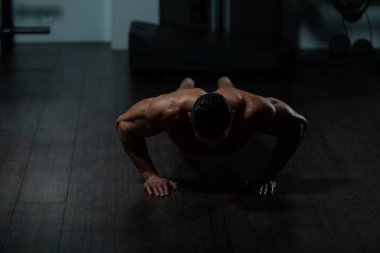 Push-Up vücut geliştirme eğitim bir parçası olarak yapıyor atlet