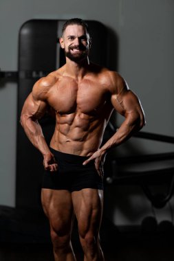 Spor Salonunda Güçlü Duran Genç Adam - Kas Atletik Vücut Geliştirici Spor Sonrası Spor Pozisyonu