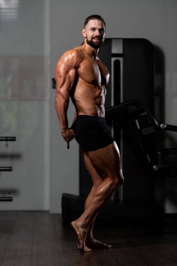 Spor Salonunda Güçlü Duran Genç Adam - Kas Atletik Vücut Geliştirici Spor Sonrası Spor Pozisyonu