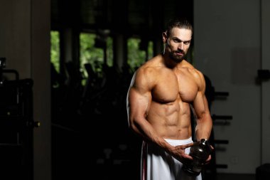 Kaslı adam egzersiz sonrası dinlenme ve Shaker içme