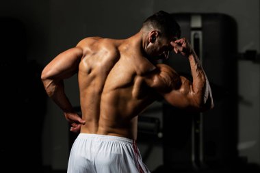 Spor Salonunda Güçlü Duran Genç Adam - Kas Atletik Vücut Geliştirici Spor Sonrası Spor Pozisyonu