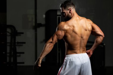 Spor Salonunda Güçlü Duran Genç Adam - Kas Atletik Vücut Geliştirici Spor Sonrası Spor Pozisyonu