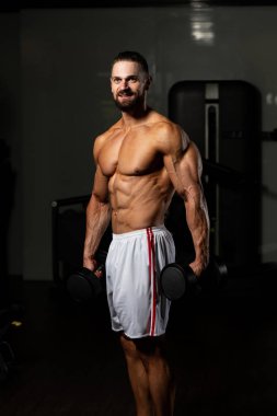 Sporcu Spor Salonunda Bisiklet Çalışıyor - Aptal Konsantrasyon Kıvrımları