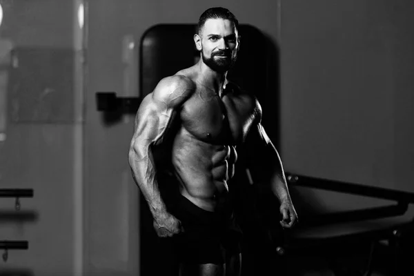 Jeune Homme Debout Fort Dans Gymnase Les Muscles Flexibles Musclé — Photo