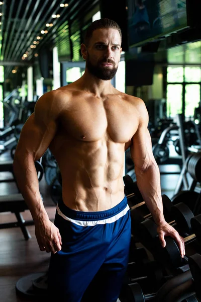 Beau Jeune Homme Debout Fort Dans Gymnase Les Muscles Flexibles — Photo