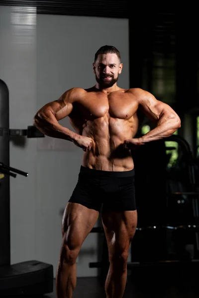 Beau Jeune Homme Debout Fort Dans Gymnase Les Muscles Flexibles — Photo