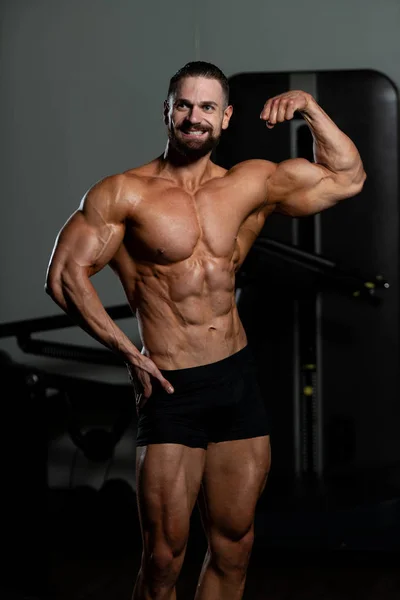 Hombre Joven Guapo Pie Fuerte Gimnasio Músculos Flexión Muscular Atlético — Foto de Stock