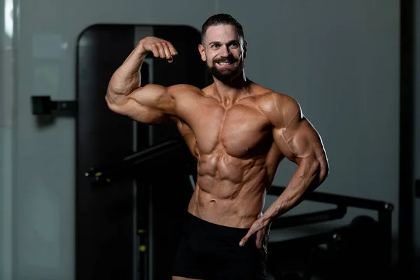 Jeune Homme Debout Fort Dans Gymnase Les Muscles Flexibles Musclé — Photo