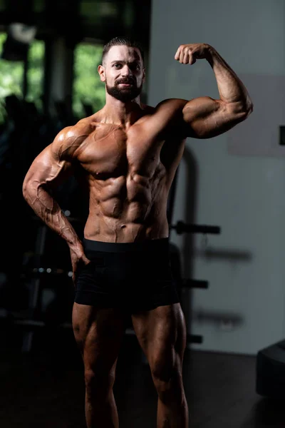 Young Man Standing Strong Gym Flexing Muscles Muskelatletisk Kroppsbyggare Fitness — Stockfoto