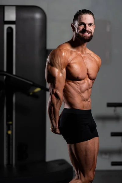 Portret Młodego Sprawnego Fizycznie Mężczyzny Pokazywanie Dobrze Wyszkolonego Ciała Muscular — Zdjęcie stockowe