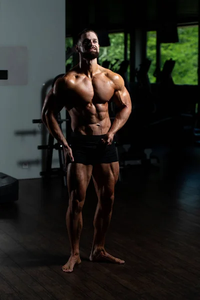 Young Man Standing Strong Gym Flexing Muscles Muskelatletisk Kroppsbyggare Fitness — Stockfoto