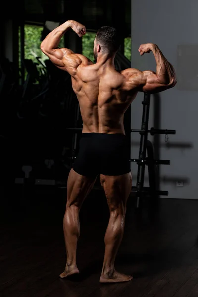 Retrato Jovem Fisicamente Apto Homem Mostrando Seu Corpo Bem Treinado — Fotografia de Stock