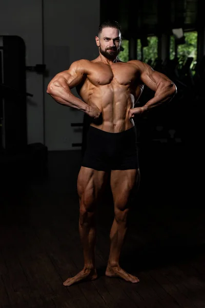 Hombre Joven Pie Fuerte Gimnasio Músculos Flexionantes Muscular Atlético Culturista — Foto de Stock