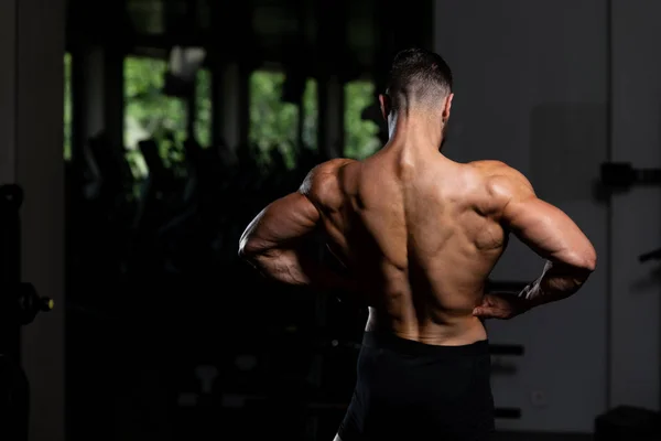 신체적으로 훈련을 남자의 초상화 근육질 보디빌더 Fitness Model Posing Exercises — 스톡 사진