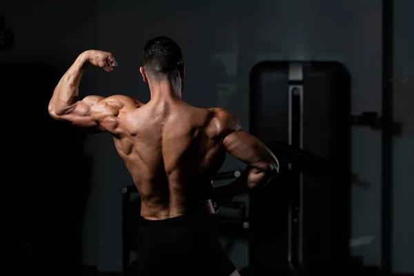 Young Man Standing Strong Gym Flexing Muscles Muskelatletisk Kroppsbyggare Fitness — Stockfoto