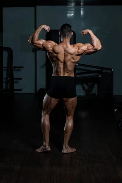 Hombre Joven Guapo Pie Fuerte Gimnasio Músculos Flexión Muscular Atlético —  Fotos de Stock