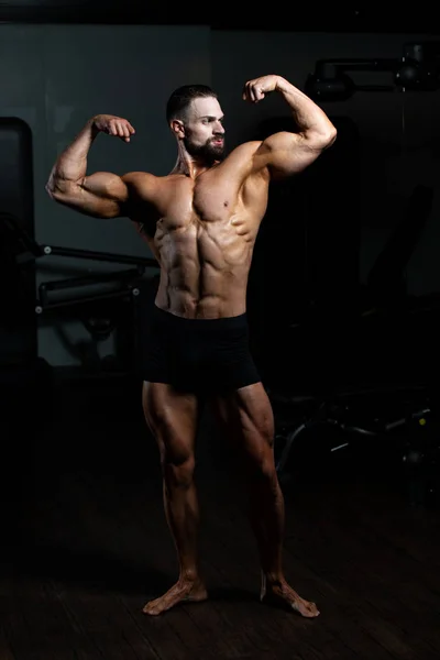 Hombre Joven Pie Fuerte Gimnasio Músculos Flexionantes Muscular Atlético Culturista —  Fotos de Stock