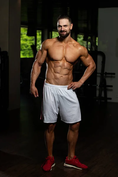 Retrato Jovem Fisicamente Apto Homem Mostrando Seu Corpo Bem Treinado — Fotografia de Stock