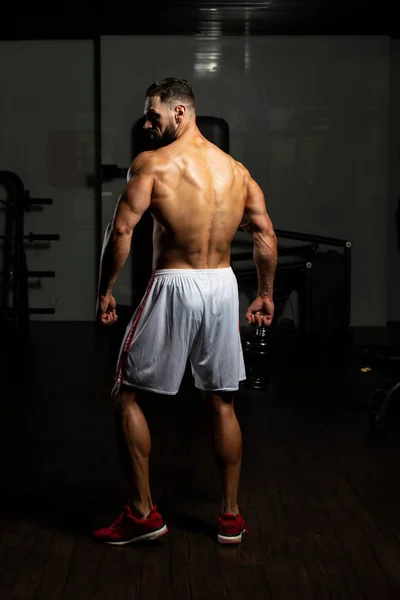 Homem Muscular Descansando Após Exercício Bebendo Shaker — Fotografia de Stock